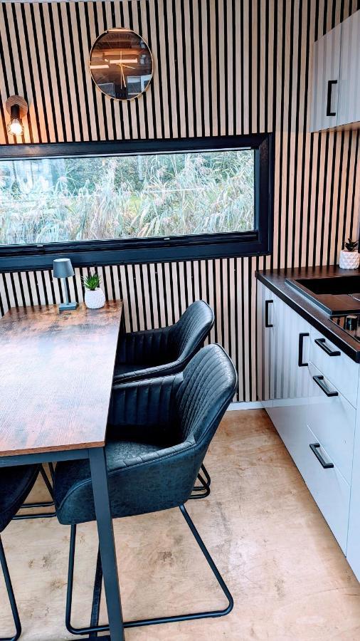 Black Pearl: Floating With Havel View And Boat Access *