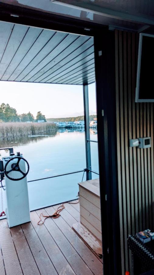 Black Pearl: Floating With Havel View And Boat Access